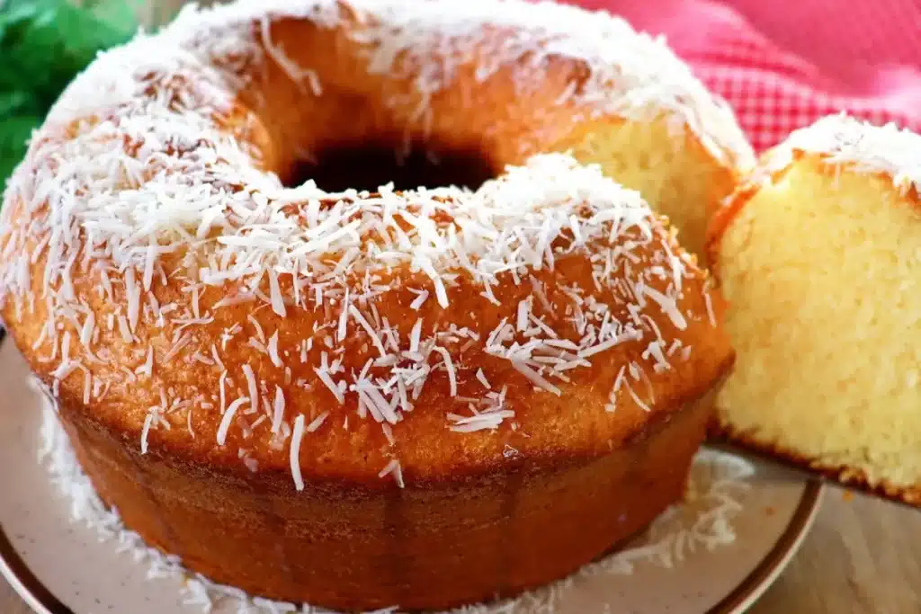 Bolo bombocado com massa fofinha e muito cremosa, perfeito para servir com um café 4 Bolo bombocado