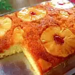 Bolo de abacaxi caramelizado lindo, fofinho e com aquela calda dourada perfeita 1 Bolo de abacaxi caramelizado