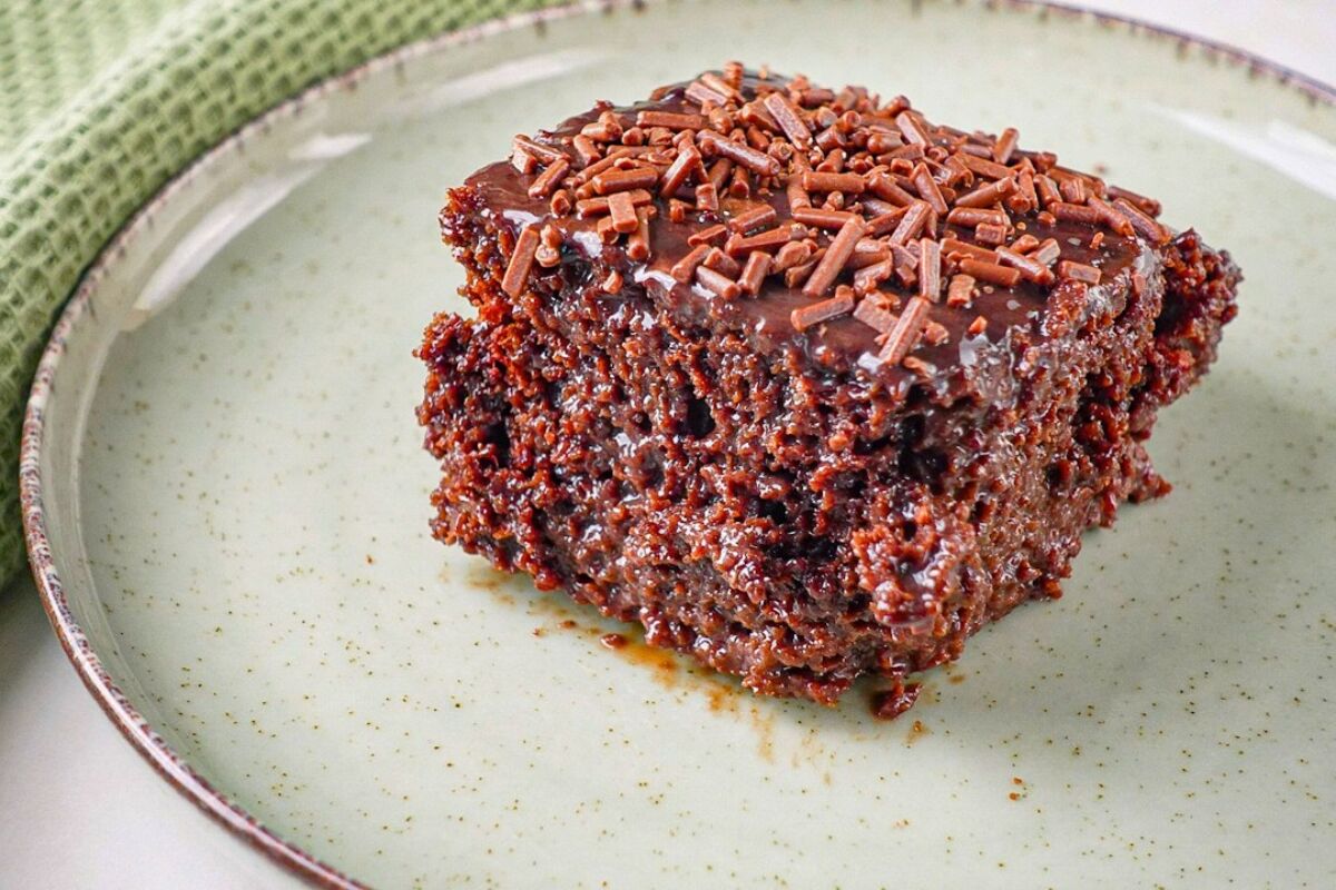Bolo de chocolate fácil que é só misturar, assar e molhar com uma calda irresistível, um carinho para o Dia dos Pais 27 Bolo de chocolate fácil
