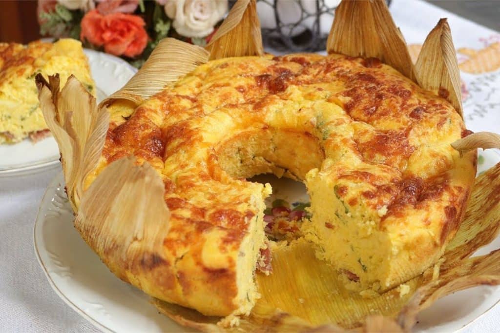 Bolo salgado de milho fofinho e saboroso feito no liquidificador, para não perder tempo na cozinha no Dia dos Pais 50 Bolo salgado de milho