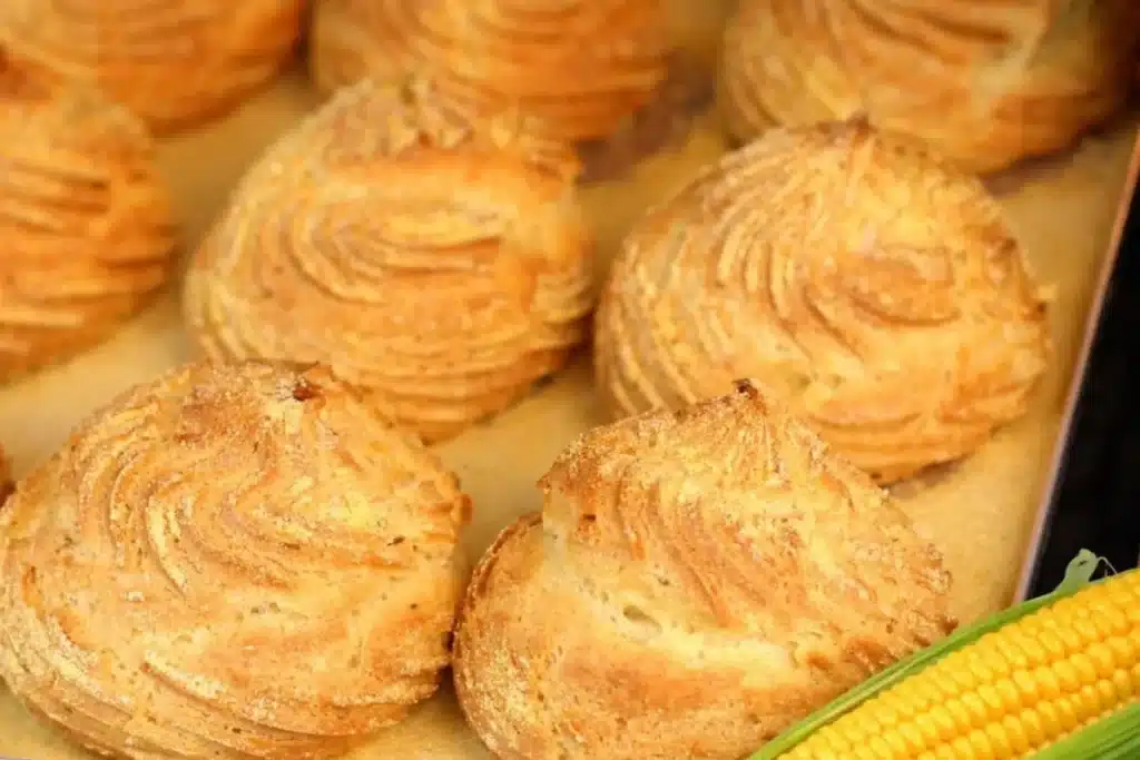 Broa de fubá simples, fácil e aerosa, com aquela casquinha crocante que derrete na boca 4 Broa de fubá
