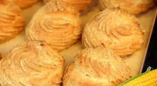 Broa de fubá simples, fácil e aerosa, com aquela casquinha crocante que derrete na boca 3 Broa de fubá
