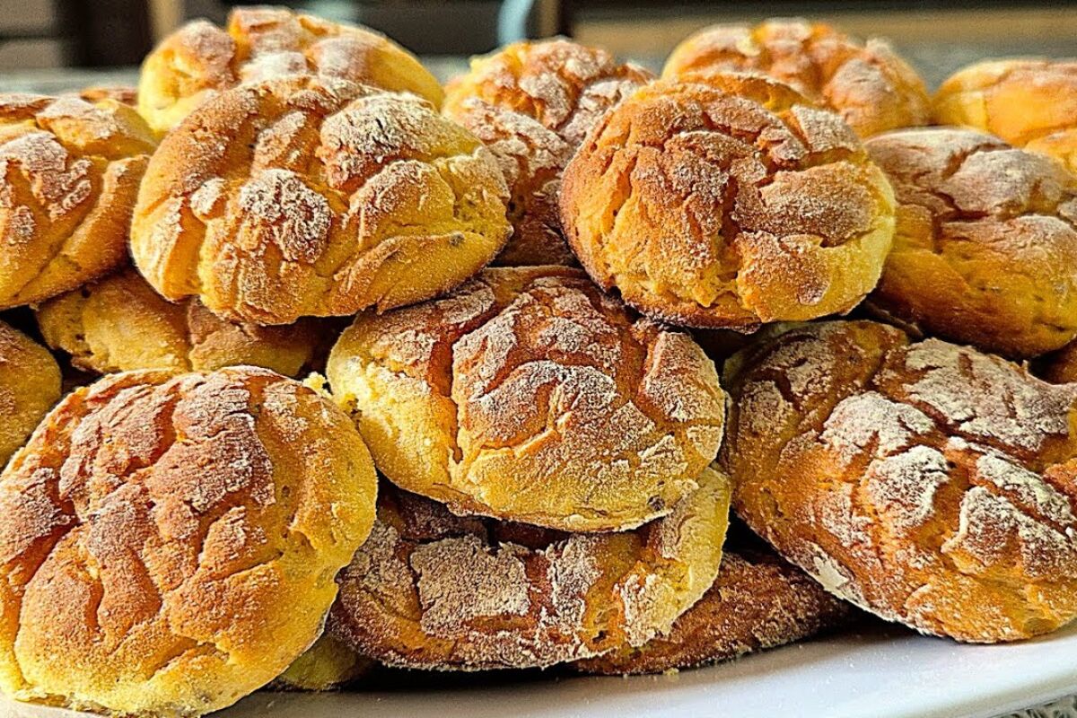 Broinha de fubá macia com aquela casquinha dourada perfeita, para você se deliciar com um cafezinho 107 Broinha de fubá