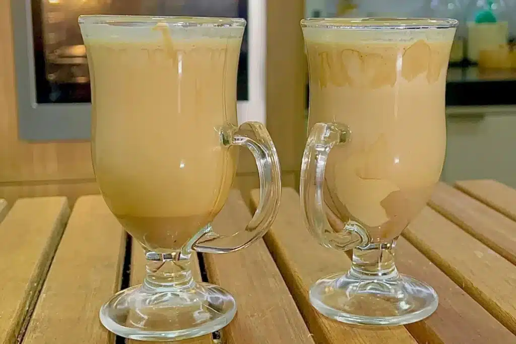 Café cremoso feito com simplicidade, para você ter aquela bebida igual de cafeteria sempre à mão em casa 4 Café cremoso