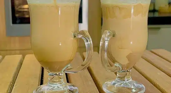 Café cremoso feito com simplicidade, para você ter aquela bebida igual de cafeteria sempre à mão em casa 1 Café cremoso
