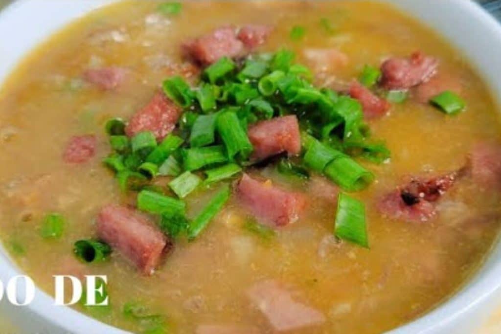 Caldo de mandioca quentinho e bem temperado, para um jantar reconfortante com a família 114 Caldo de mandioca
