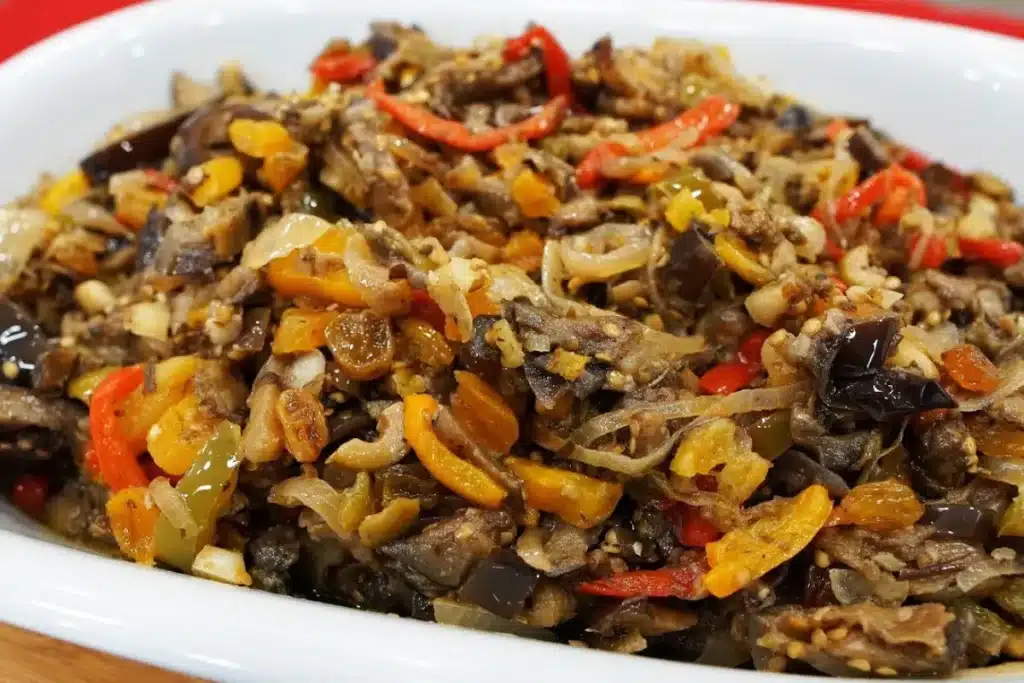 Caponata de berinjela bem temperada e muito fácil de fazer, para servir com torradas crocantes 4 Caponata de berinjela