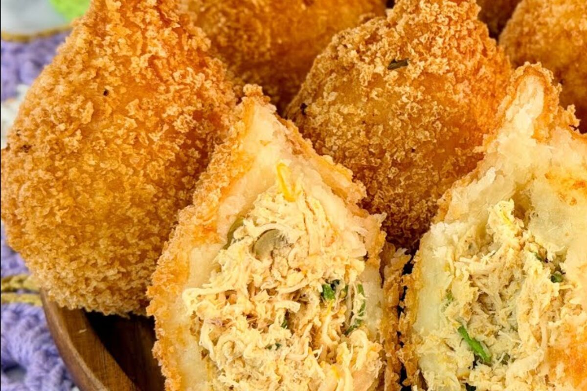 Coxinha com massa de aipim super crocante por fora e com recheio de ...