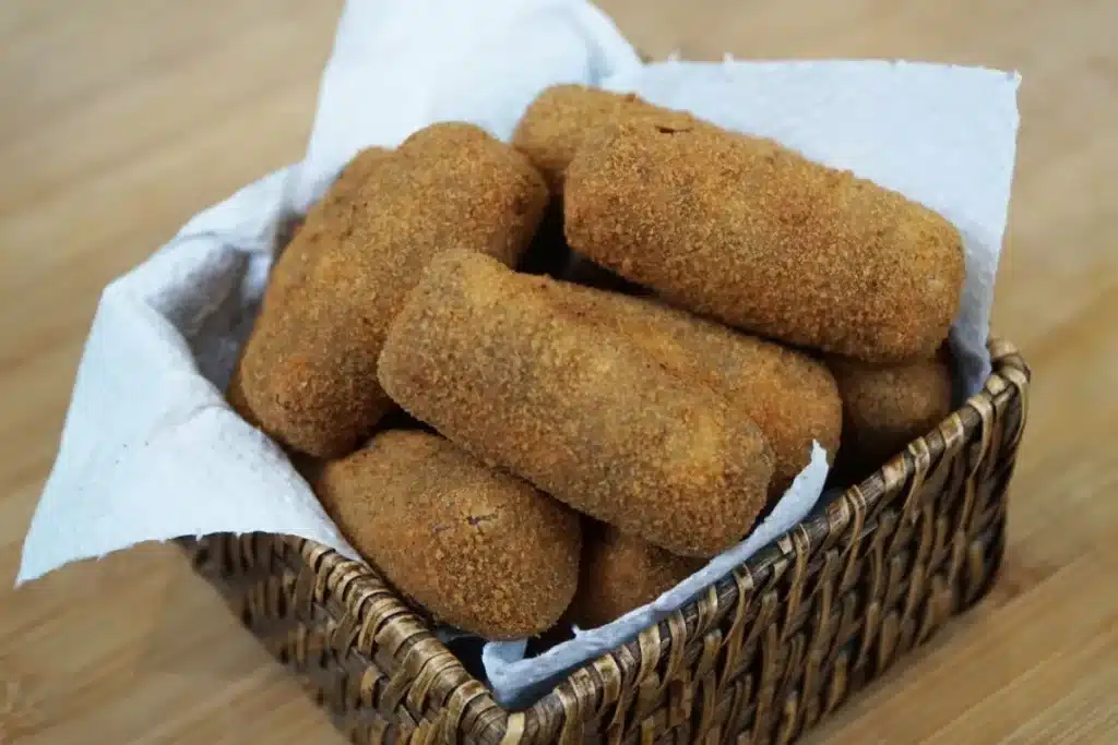 Croquete de carne bem crocante por fora e muito macio por dentro, um petisco irresistível 4 Croquete de carne