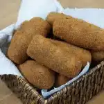 Croquete de carne bem crocante por fora e muito macio por dentro, um petisco irresistível 1 Croquete de carne