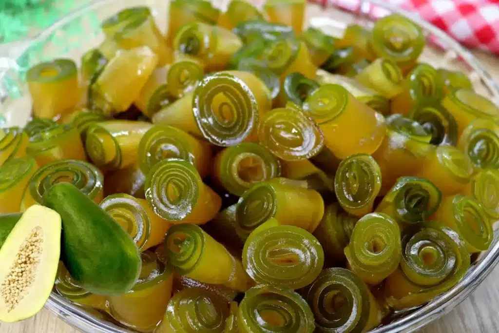 Doce de mamão enroladinho tradicional e saboroso, feito com calda cristalizada com gosto de infância 4 Doce de mamão enroladinho