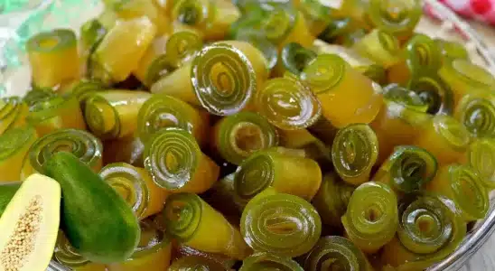 Doce de mamão enroladinho tradicional e saboroso, feito com calda cristalizada com gosto de infância 1 Doce de mamão enroladinho