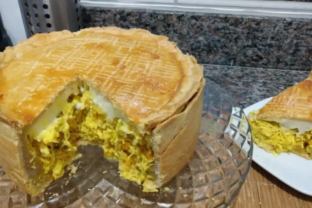 Empadão de frango com uma massa especial que derrete na boca e recheio super suculento 4 Empadão de frango