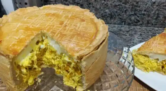 Empadão de frango com uma massa especial que derrete na boca e recheio super suculento 2 Empadão de frango