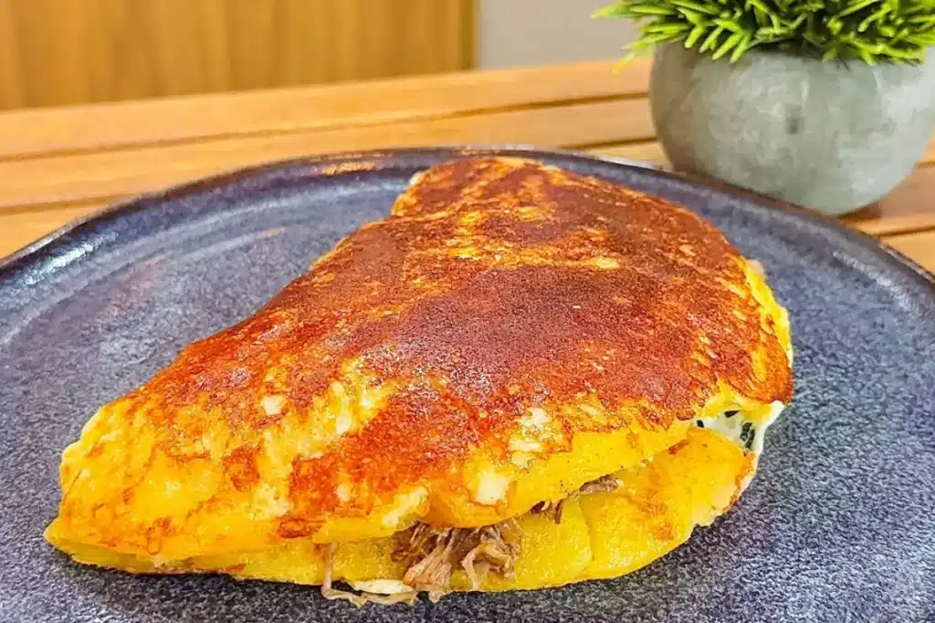 Escondidinho de batata na frigideira recheado com carne desfiada e muito queijo derretido 4 Escondidinho de batata na frigideira