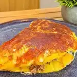 Escondidinho de batata na frigideira recheado com carne desfiada e muito queijo derretido 1 Escondidinho de batata na frigideira