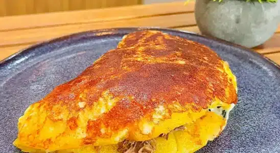 Escondidinho de batata na frigideira recheado com carne desfiada e muito queijo derretido 2 Escondidinho de batata na frigideira