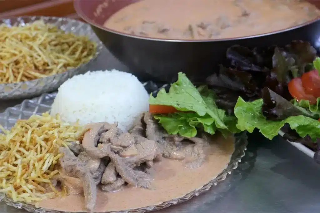 Estrogonofe de carne cremoso e bem temperado, uma refeição rápida, fácil e digna de restaurante 4 Estrogonofe de carne