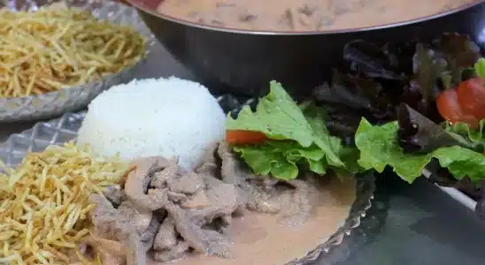 Estrogonofe de carne cremoso e bem temperado, uma refeição rápida, fácil e digna de restaurante 3 Estrogonofe de carne