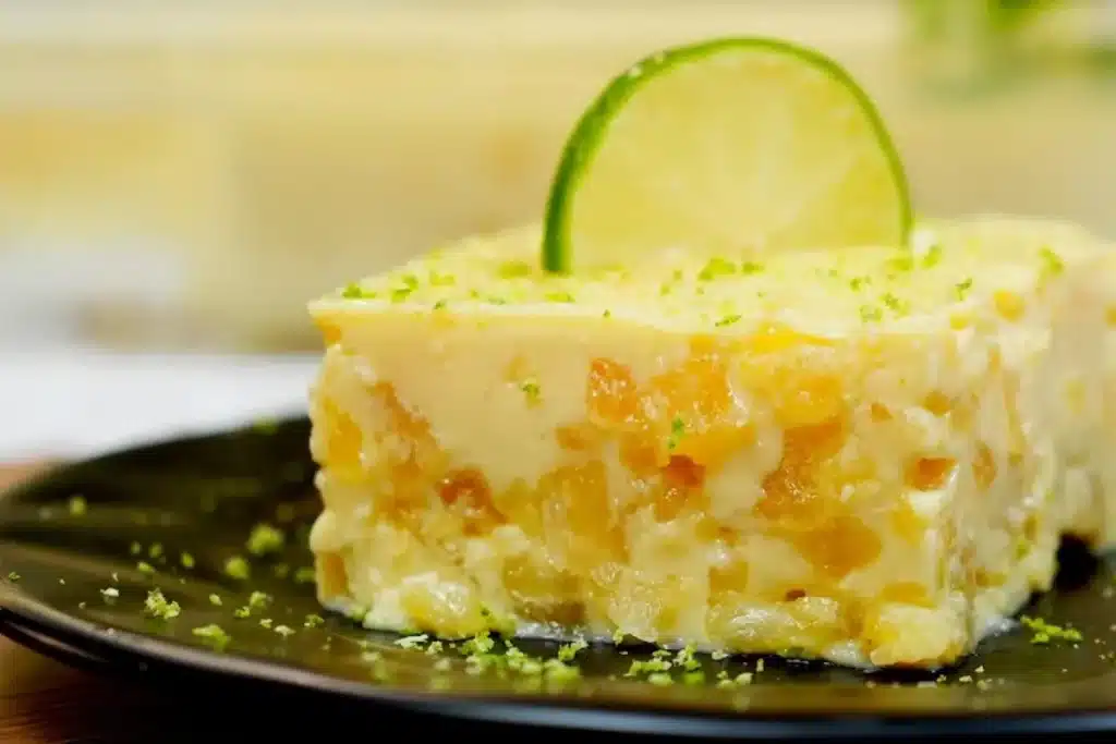 Gelado de abacaxi bem cremoso e refrescante com pedaços da fruta, para encantar a família 4 Gelado de abacaxi