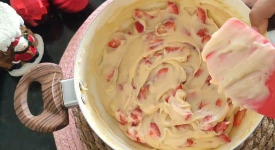 Merengue de morango com leite Ninho super fácil e rápido, uma sobremesa perfeita e deliciosa 2 Merengue de morango