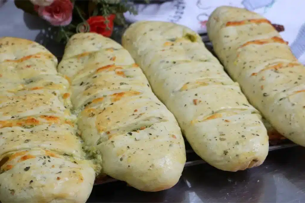 Pão de alho recheado com bastante queijo e creme temperado, para assar no forno ou na churrasqueira 4 Pão de alho recheado