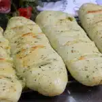 Pão de alho recheado com bastante queijo e creme temperado, para assar no forno ou na churrasqueira 1 Pão de alho recheado