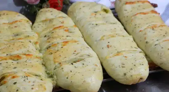 Pão de alho recheado com bastante queijo e creme temperado, para assar no forno ou na churrasqueira 2 Pão de alho recheado