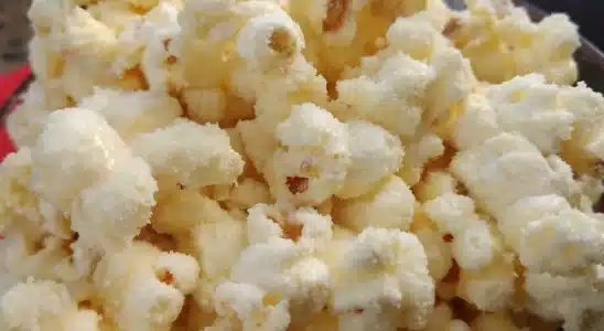 Pipoca de leite Ninho crocante, doce e bem sequinha, feita de forma super rápida e simples 1 Pipoca de leite Ninho