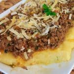 Polenta com molho de carne moída