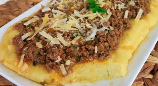 Polenta com molho de carne moída