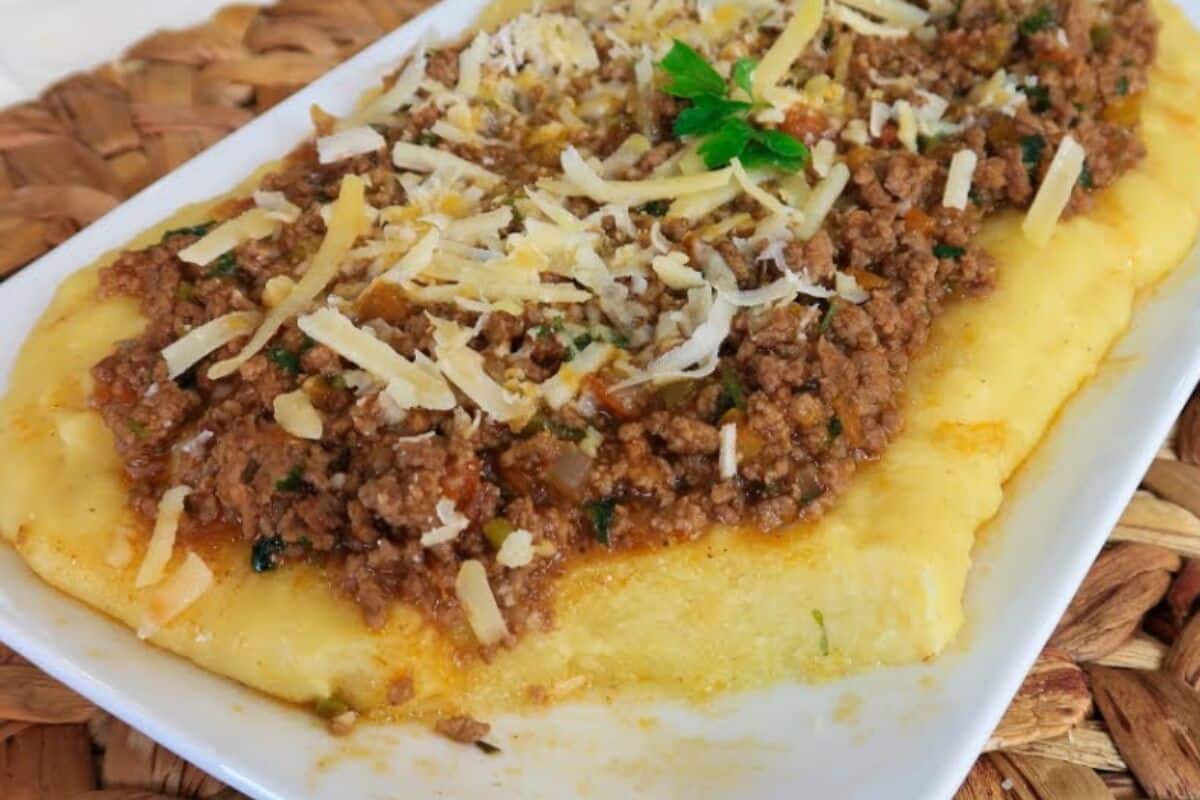 Polenta com molho de carne moída