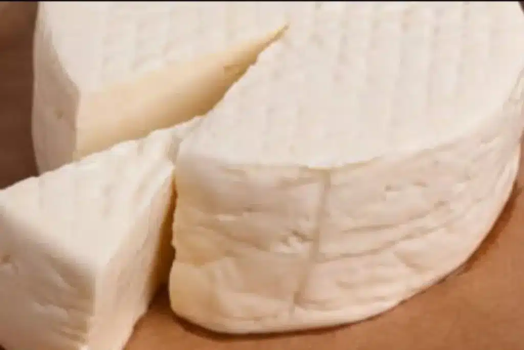 Queijo caseiro feito com apenas três ingredientes no estilo queijo minas, para você receber muitos elogios 4 Queijo caseiro