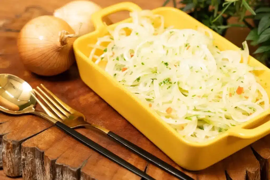 Salada de cebola de churrascaria fresca, crocante e bem temperada, o acompanhamento ideal para o seu churrasco 4 Salada de cebola de churrascaria