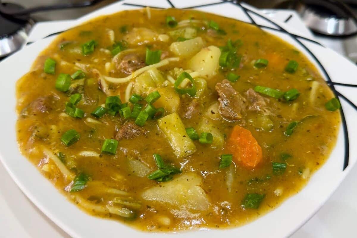 Sopa de carne com legumes