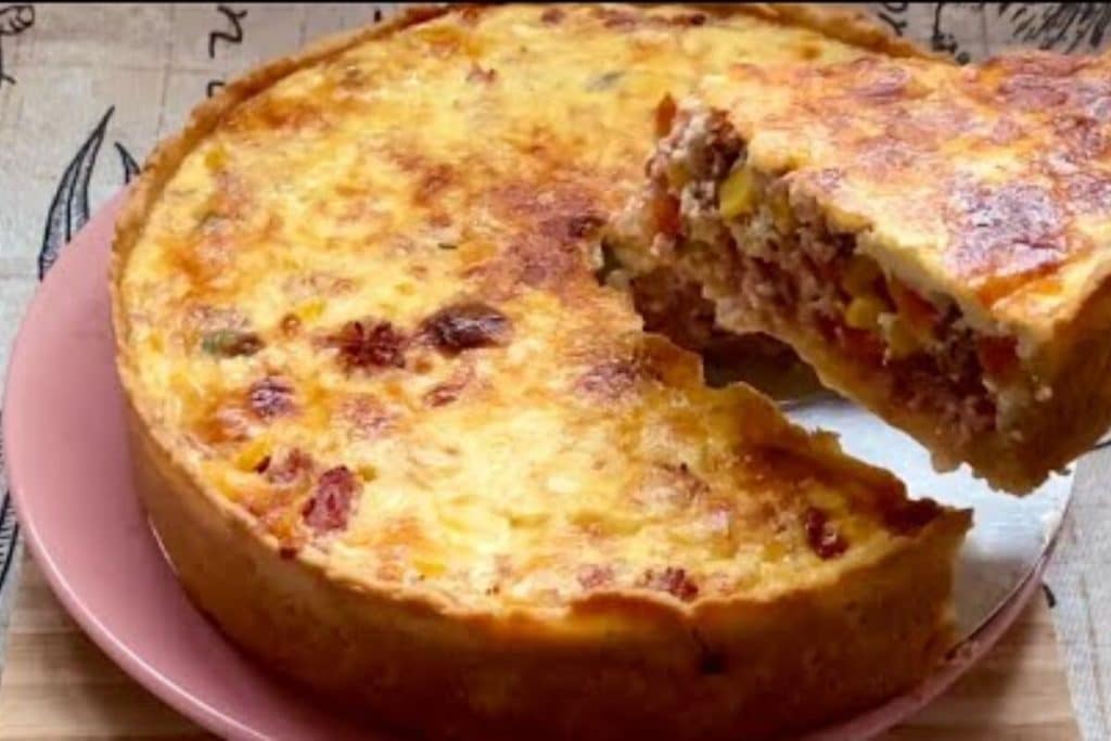 Torta gigante de 2 ingredientes com uma massa bem fácil: um lanche perfeito, prático e que rende muito 30 Torta gigante de 2 ingredientes