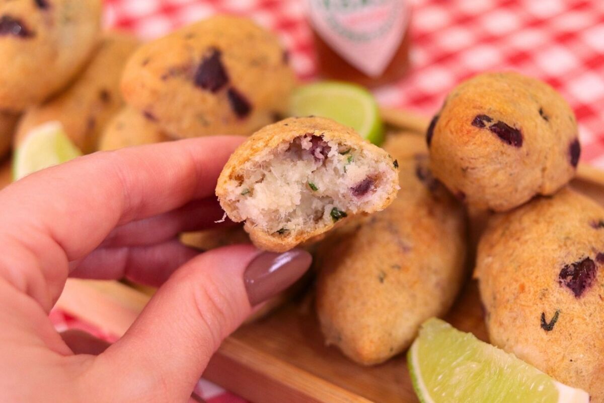 Bolinho de bacalhau na air fryer feito sem fritura, sem farinha e sem ovo, um petisco crocante e saudável 91 Bolinho de bacalhau