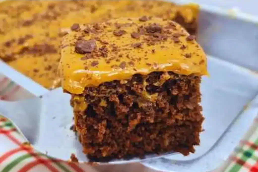 Bolo pão de mel fácil de fazer, fofinho e com cobertura de doce de leite, ideal para o café da tarde 4 Bolo pão de mel
