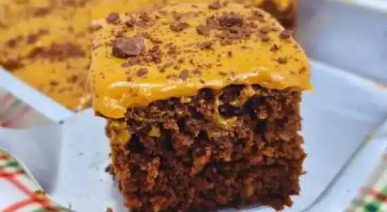 Bolo pão de mel fácil de fazer, fofinho e com cobertura de doce de leite, ideal para o café da tarde 4 Bolo pão de mel