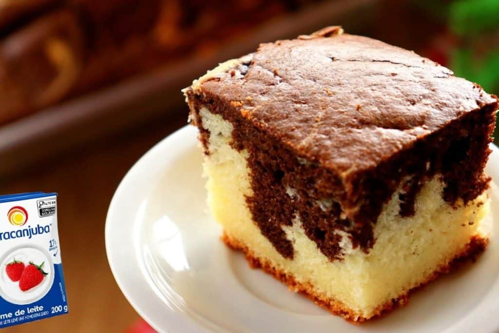Bolo mesclado com creme de leite na massa para ficar macio e fofinho, uma gostosura que vai encantar a família 130 Bolo mesclado com creme de leite