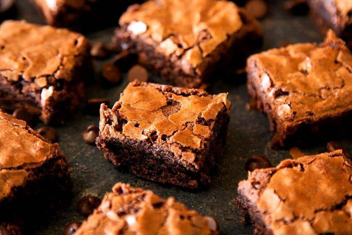 Brownie simples de chocolate fácil, com uma casquinha crocante por fora e bem úmido por dentro 7 Brownie simples