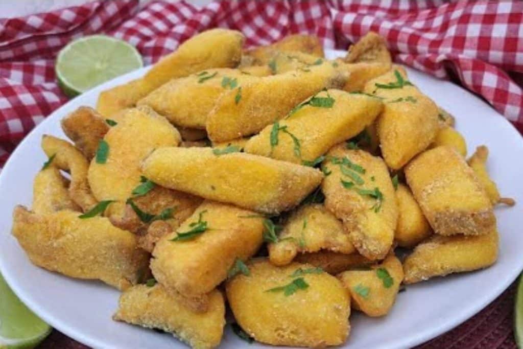 Iscas de peixe empanadas no fubá e feitas sem ovos, crocantes e sequinhas, um petisco delicioso 144 Iscas de peixe empanadas