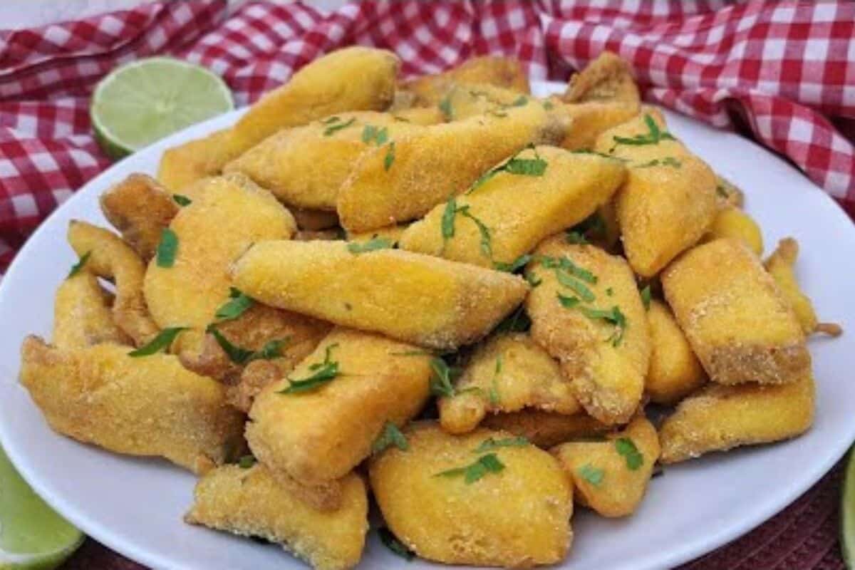 Iscas de peixe empanadas no fubá e feitas sem ovos, crocantes e sequinhas, um petisco delicioso 143 Iscas de peixe empanadas