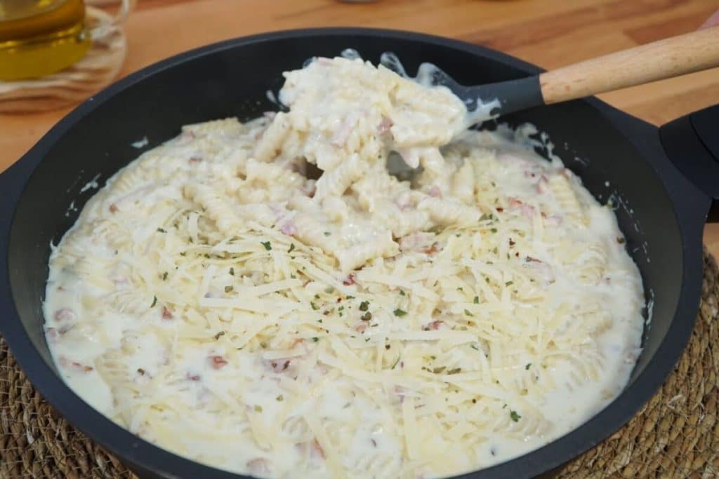 Macarrão ao molho branco com bacon crocante super aveludado e saboroso, uma refeição divina 116 Macarrão ao molho branco