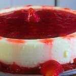 Manjar com calda de morangos