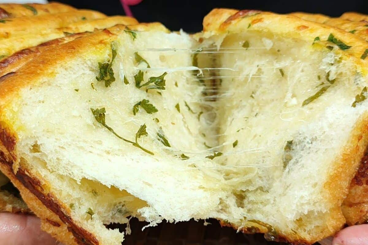 Pão de alho caseiro bem recheado e cremoso por dentro, para você assar na churrasqueira ou no forno 135 Pão de alho caseiro