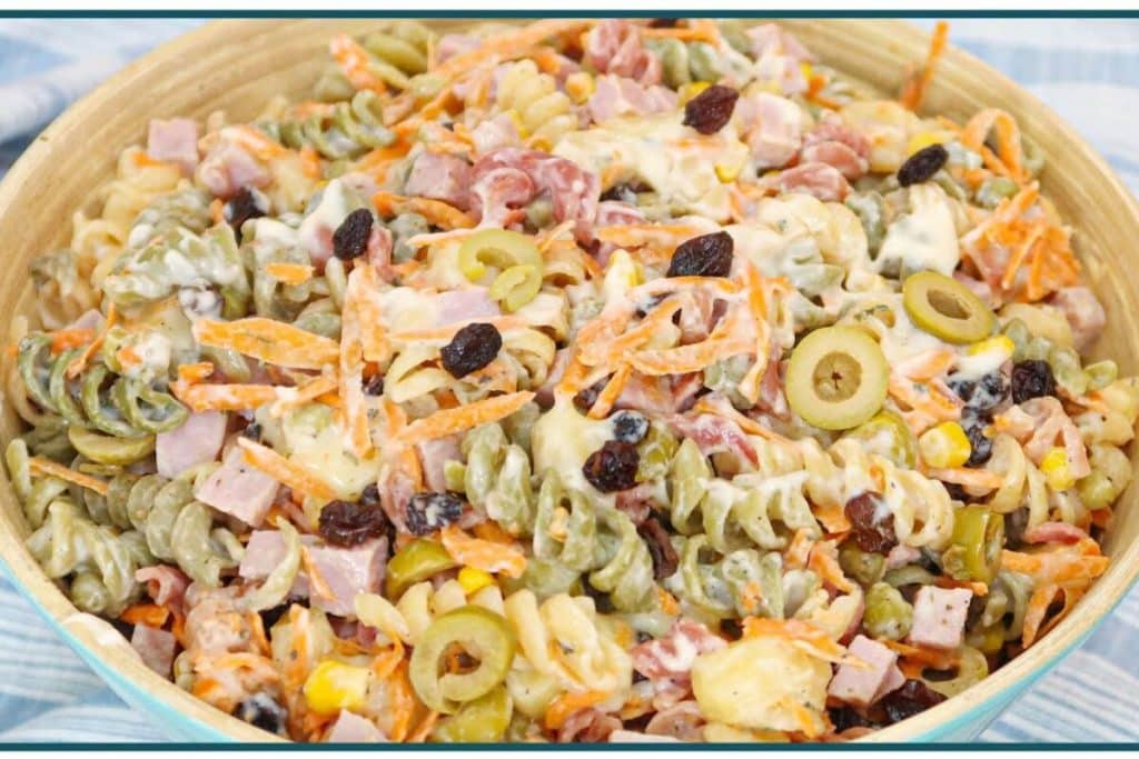 Salada de macarrão no estilo macarronese, fácil, colorida e cremosa, para receber muitos elogios 32 Salada de macarrão