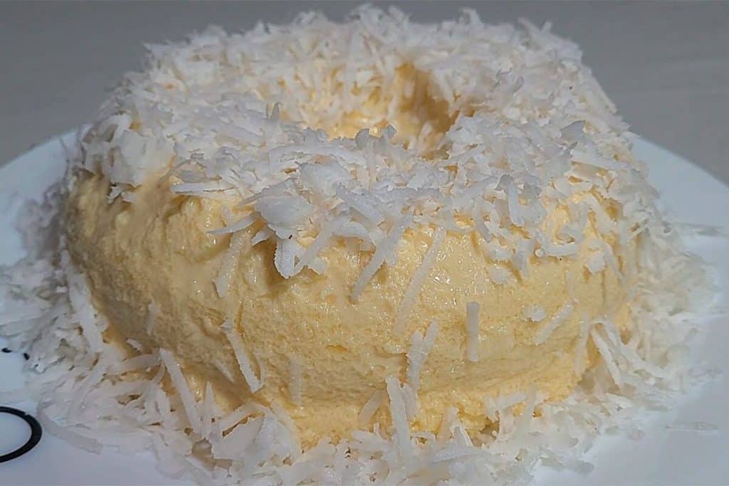 Sobremesa com coco super cremosa e geladinha, feita com um segredo especial para encantar a todos 90 Sobremesa com coco