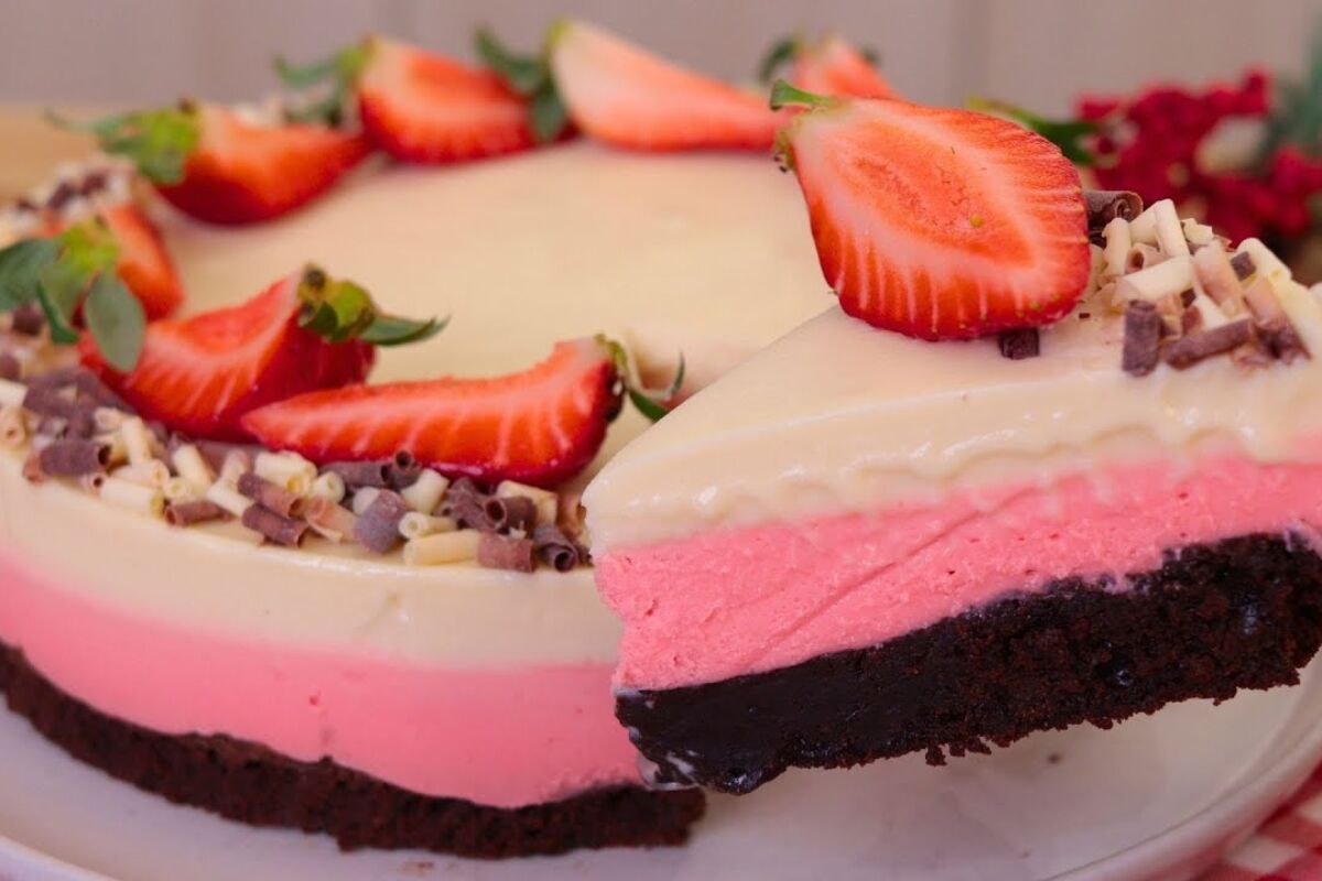 Sobremesa napolitana combinando chocolate, morango e creme em uma travessa incrível 185 Sobremesa napolitana
