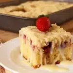 Bolo cuca de morango que já sai do forno recheado com uma farofa bem crocante por cima 1 Bolo cuca de morango